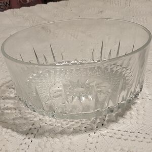 Arcoroc France 8" crystal serving bowl. EXCELLENT CONDITION.